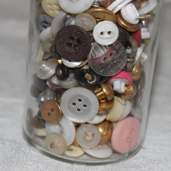 VINTAGE PINT SIZE CANNING JAR FULL OF OLD BUTTONS ALL KINDS - Picture 5 of 8